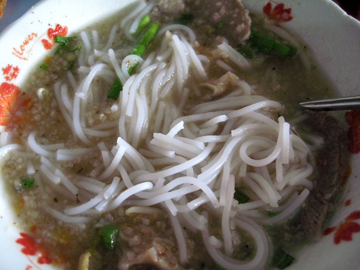 焼きバナナ。
野菜として食べるバナナの花。
ところてん方式押し出し麺米麺b...