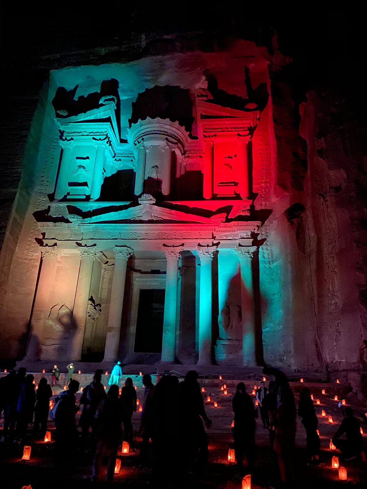 ヨルダンのペトラ遺跡！
夜はペトラバイナイト🕯
歩くのが好きな人には、最高...