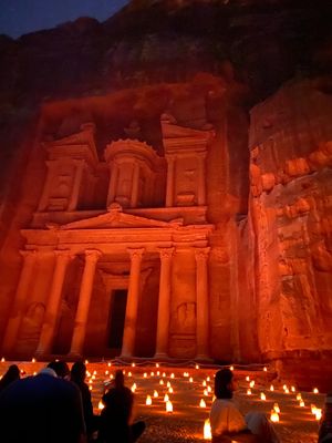 ヨルダンのペトラ遺跡！
夜はペトラバイナイト🕯
歩くのが好きな人には、最高...