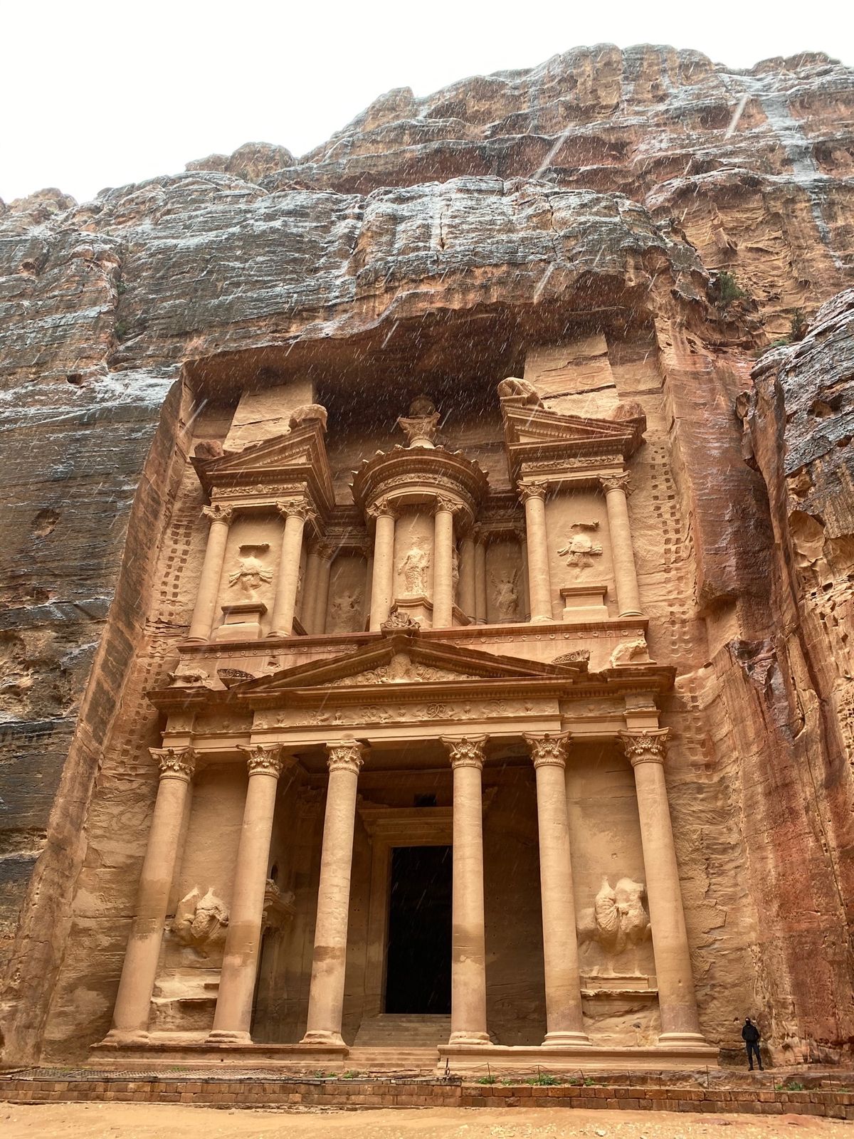 ヨルダンのペトラ遺跡！
夜はペトラバイナイト🕯
歩くのが好きな人には、最高...