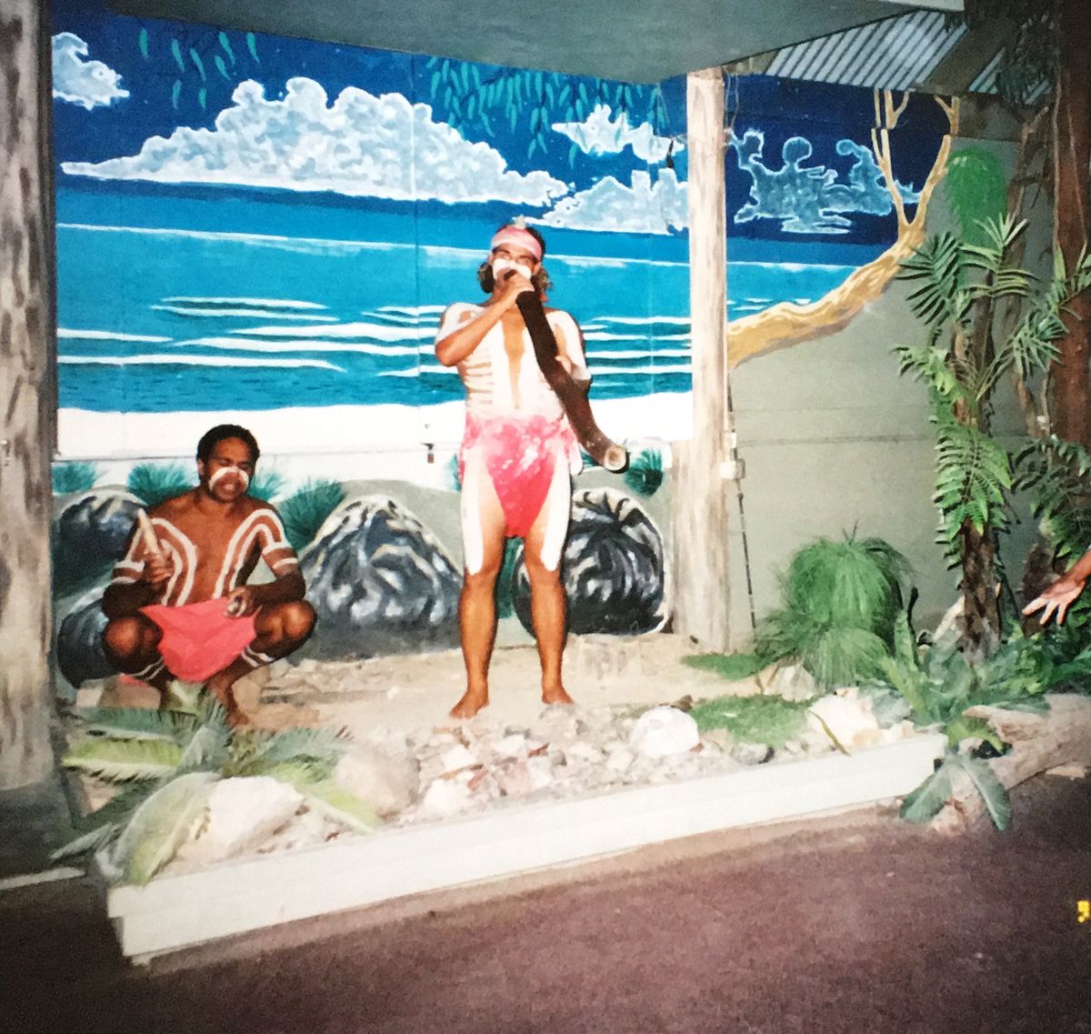 帰国間際の空港でアボリジニの金管楽器　ディジュリドゥ　を衝動買いし担いで帰...