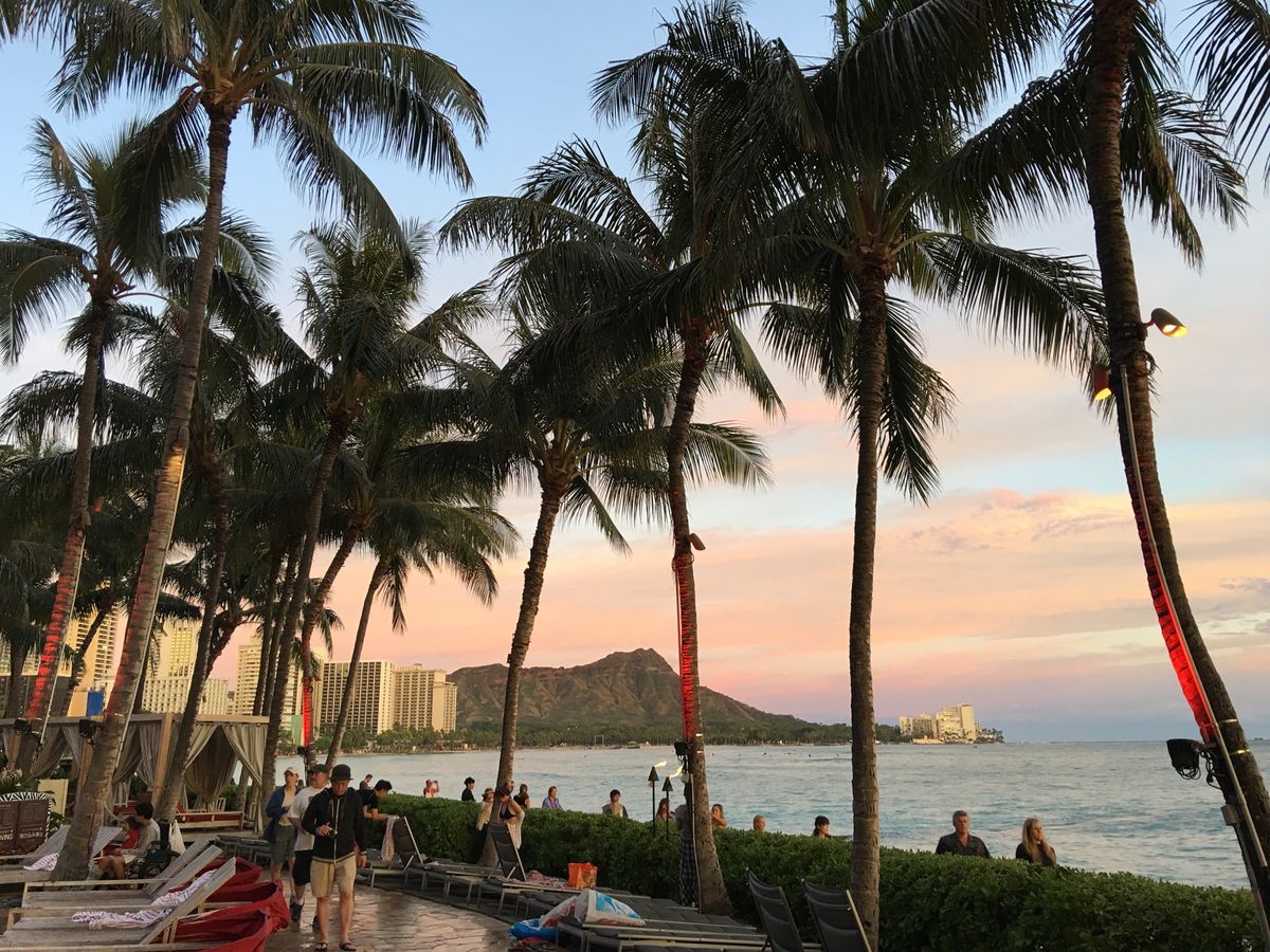 この旅でのベストショットはシェラトンワイキキホテル前から撮ったサンセット❣...