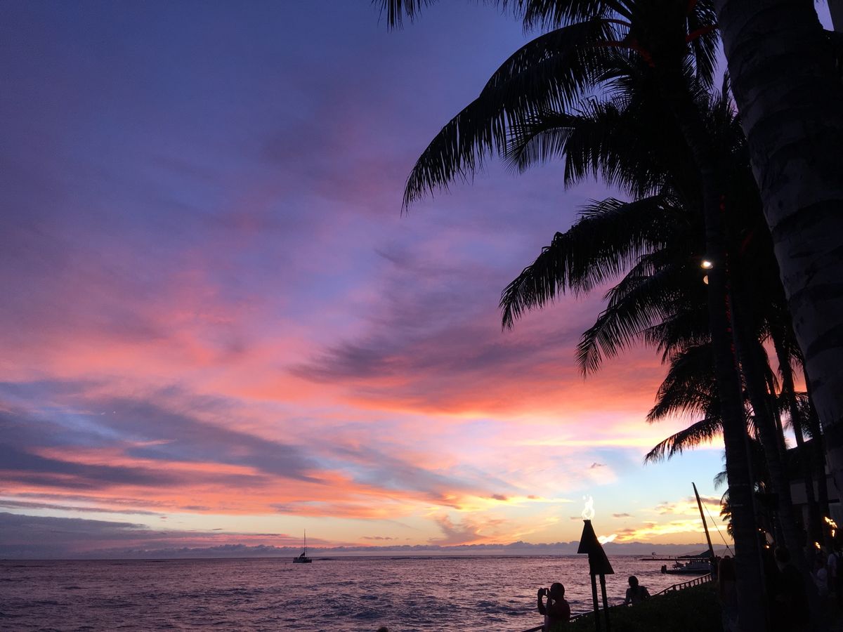 この旅でのベストショットはシェラトンワイキキホテル前から撮ったサンセット❣...