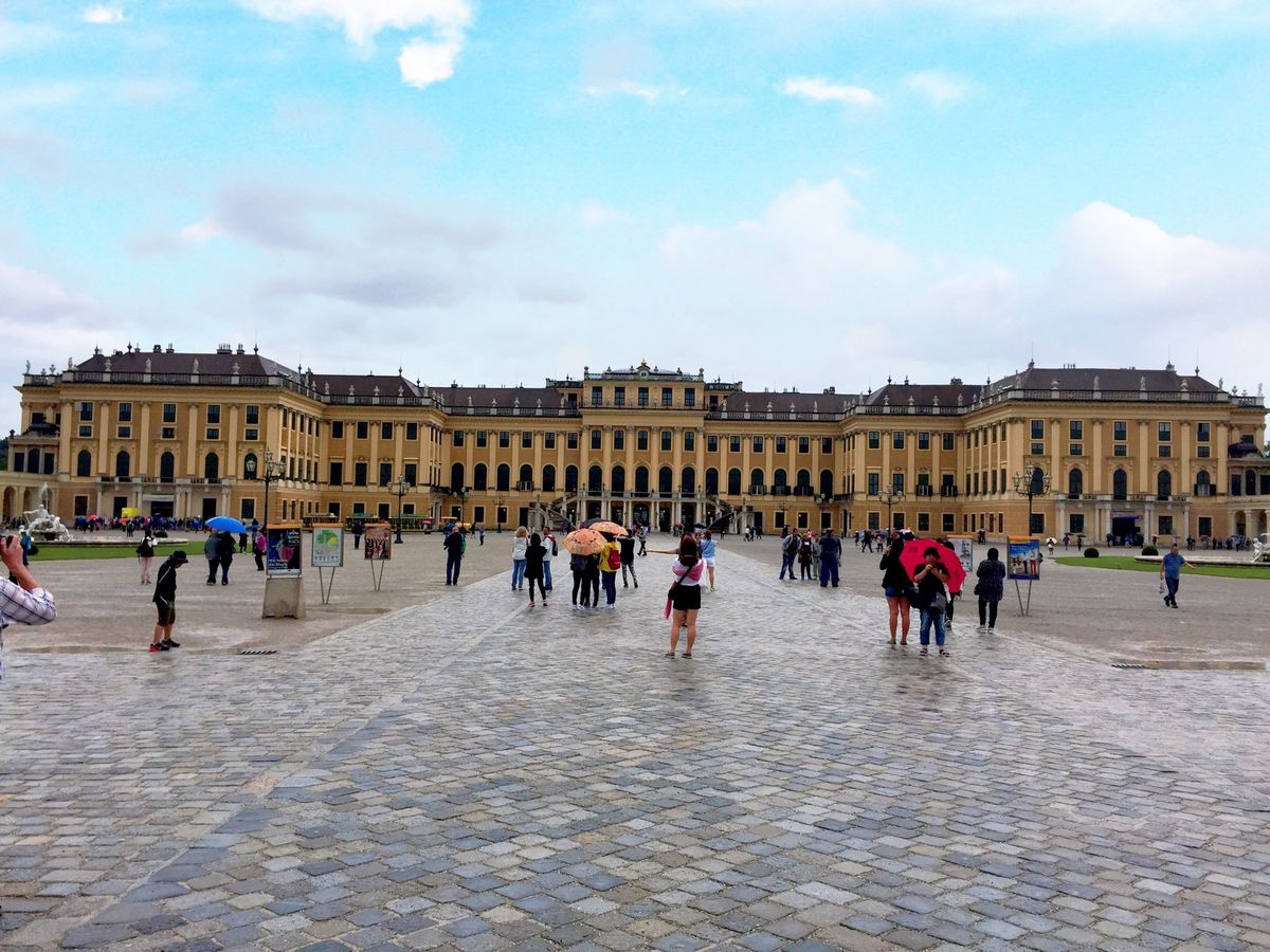 シェーンブルン宮殿
雨だったけどアプリの力で晴れに☀️
みんな傘さしてるの...