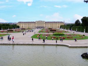 シェーンブルン宮殿
雨だったけどアプリの力で晴れに☀️
みんな傘さしてるの...
