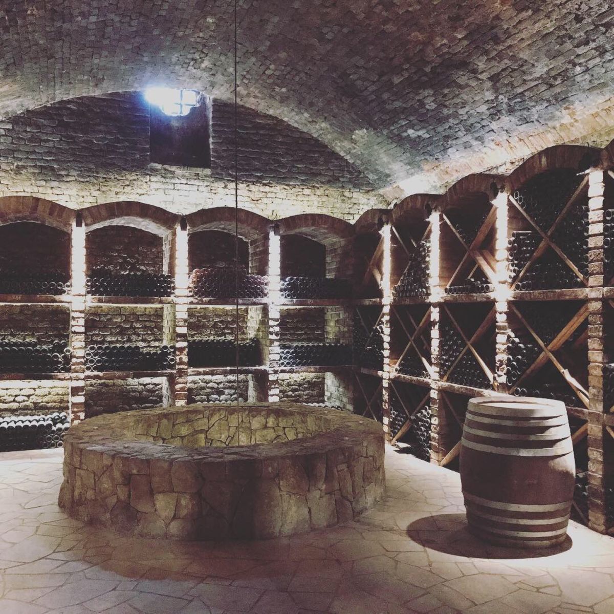 隣町のブゼネツのワインケラー