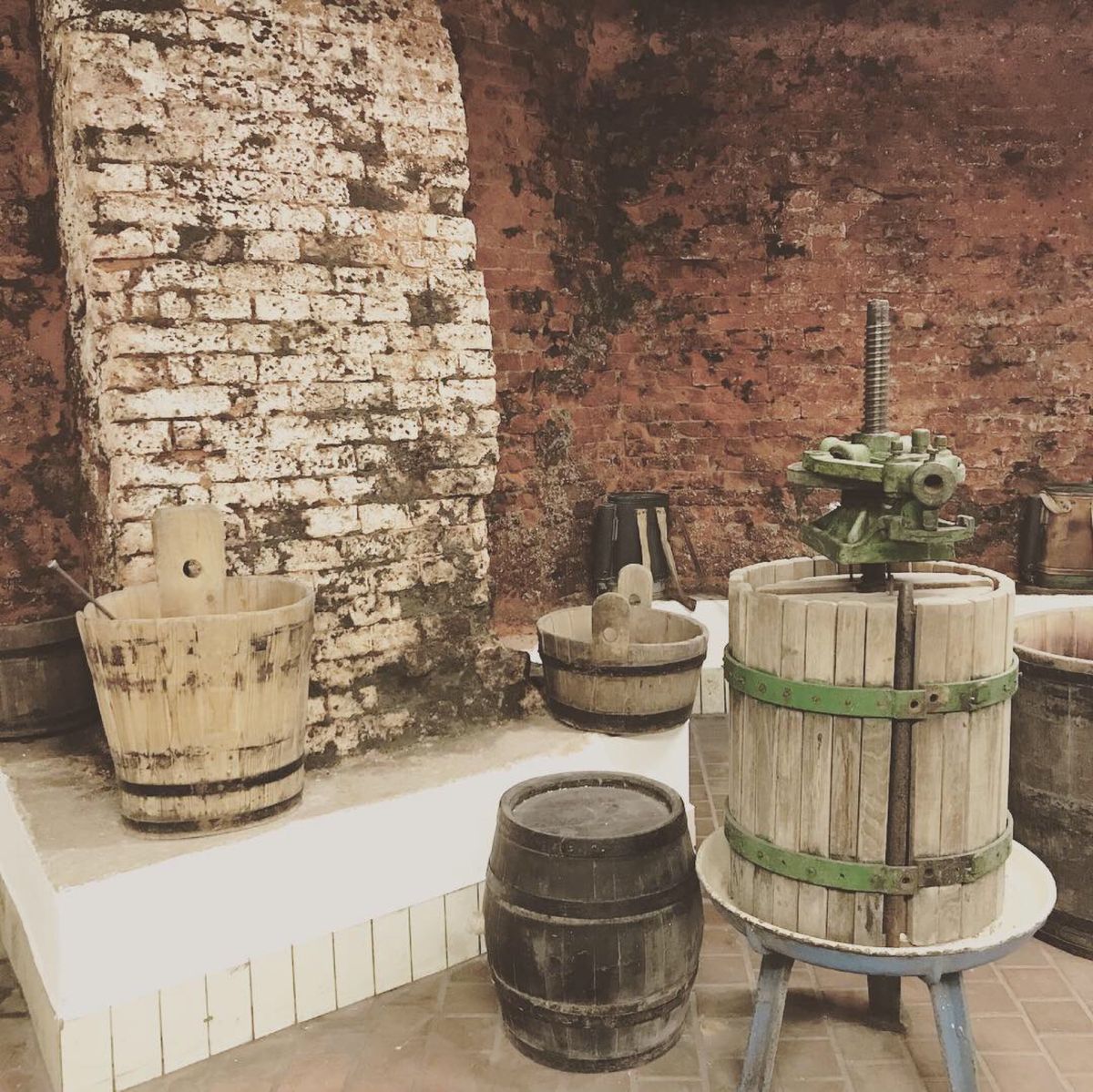 隣町のブゼネツのワインケラー