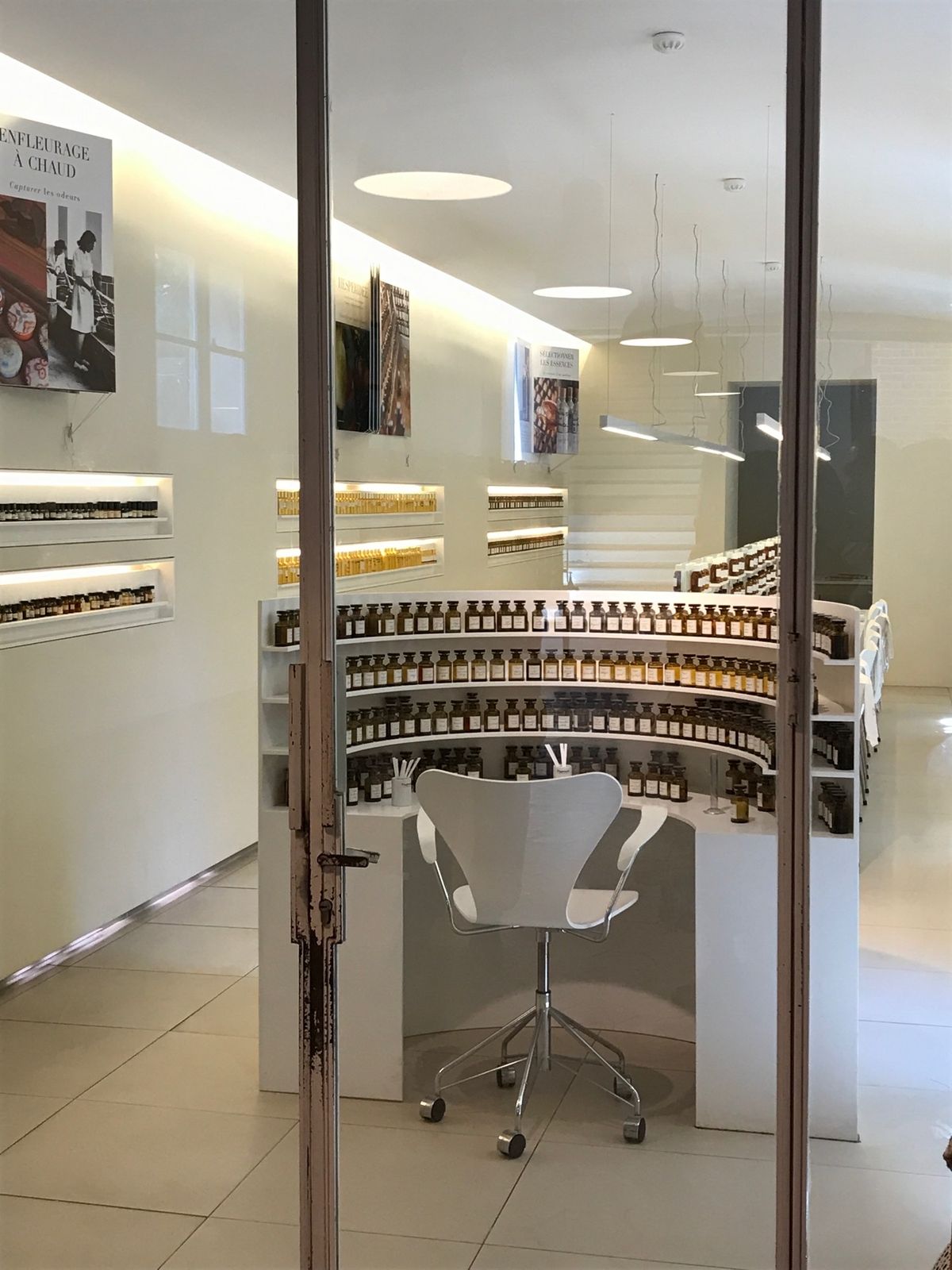 グラースの香水工場を見学
自分好みの香水を見つけるために、ほぼ全ての香水の...