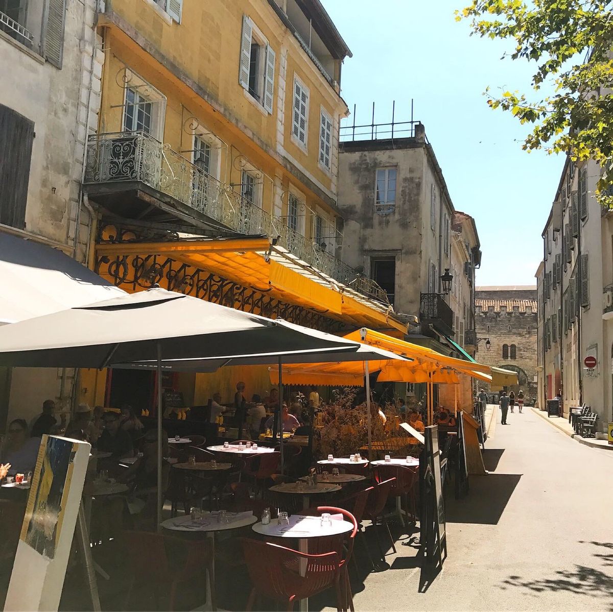 電車でアルルへ
ゴッホの絵で有名なカフェテラスと精神病院