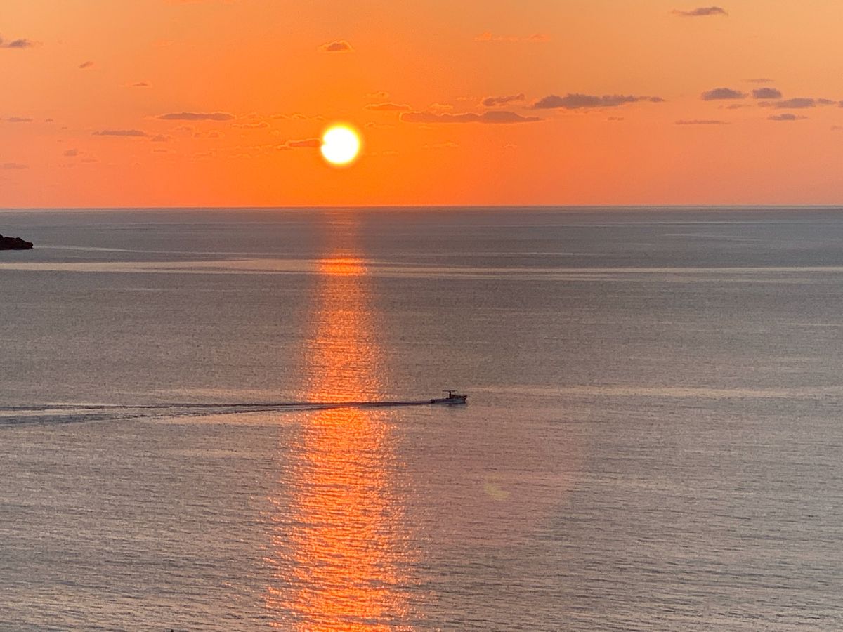 与那覇前浜ビーチに沈む最高の夕陽が見れました。