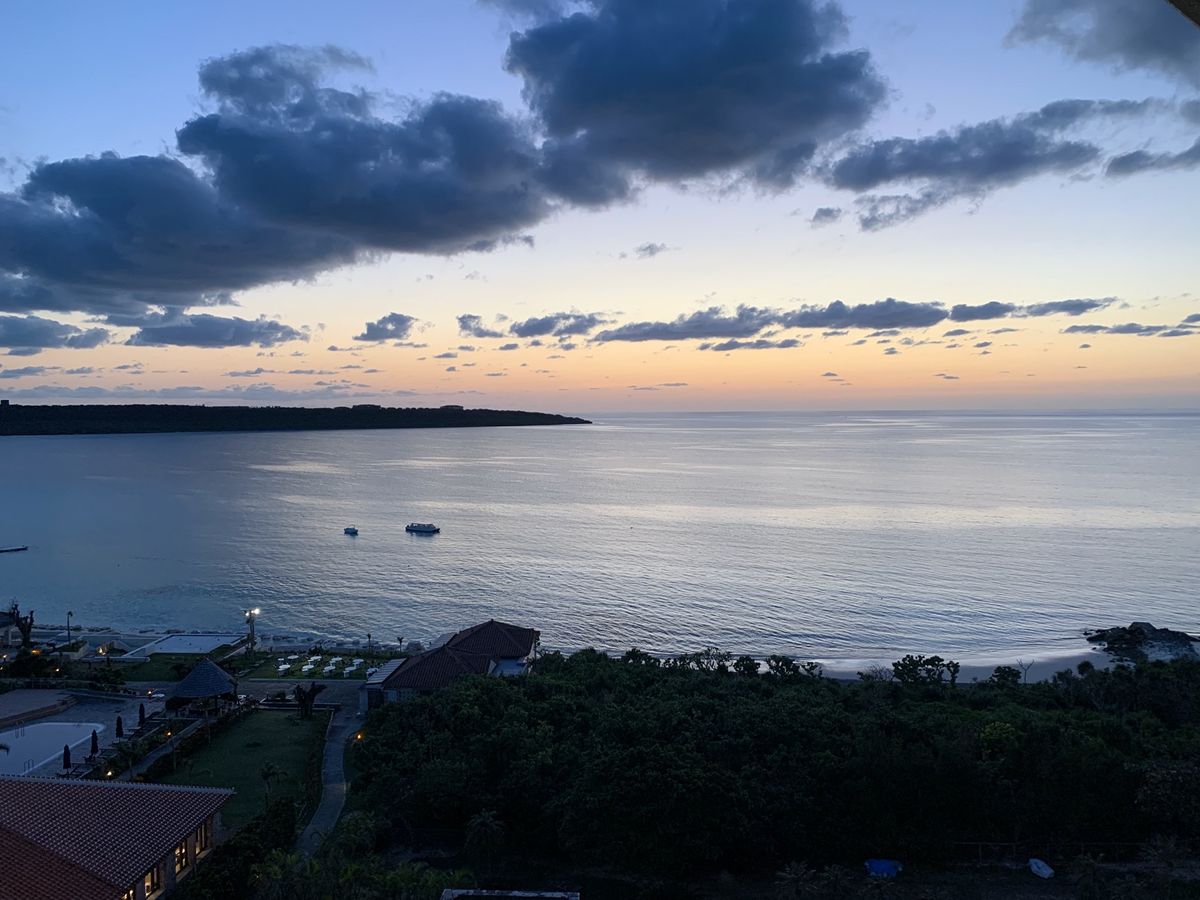 与那覇前浜ビーチに沈む最高の夕陽が見れました。
