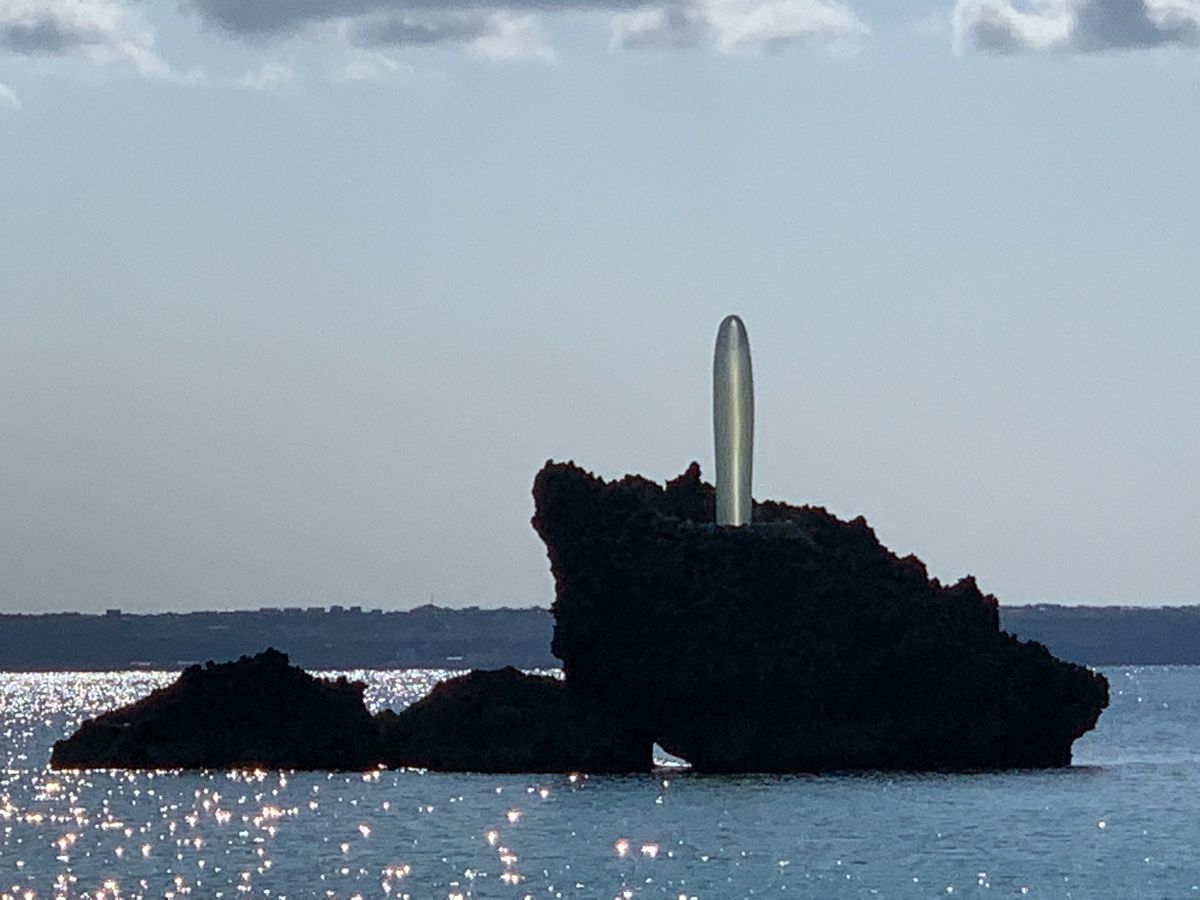 一度行ってみたかった宮古島のサンピラー
アート作品です。何とも不思議な眺め。
