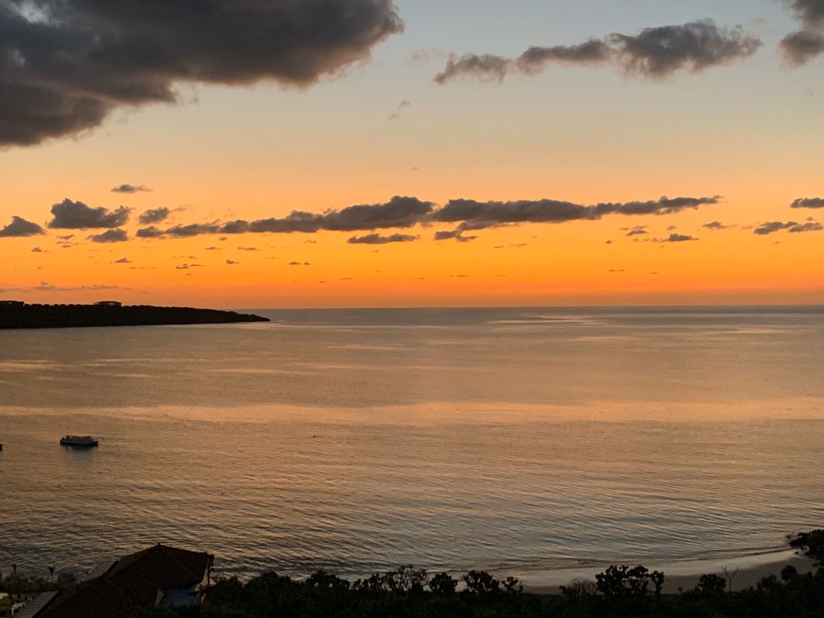 与那覇前浜ビーチに沈む最高の夕陽が見れました。