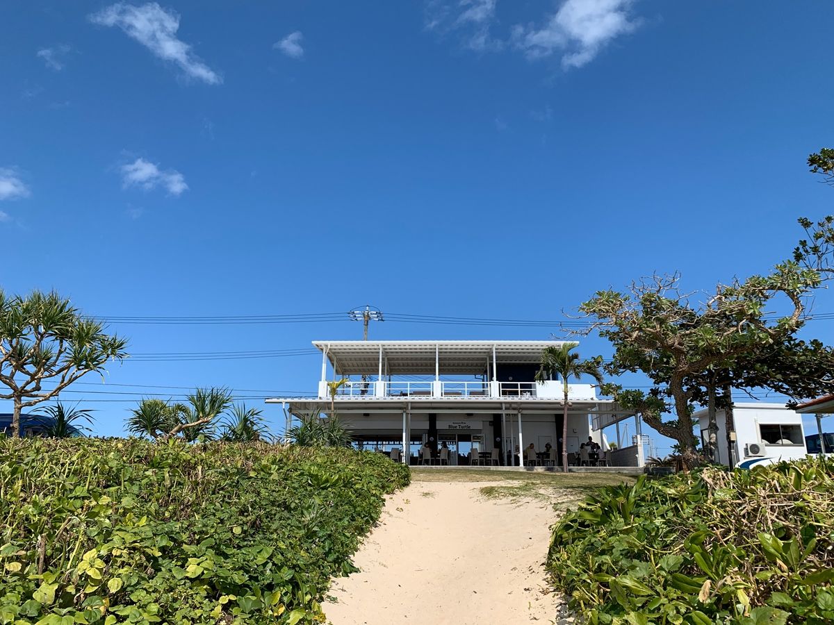 伊良部島でランチ
渡口の浜の近くのカフェ　ブルータートルでランチ
海を眺め...