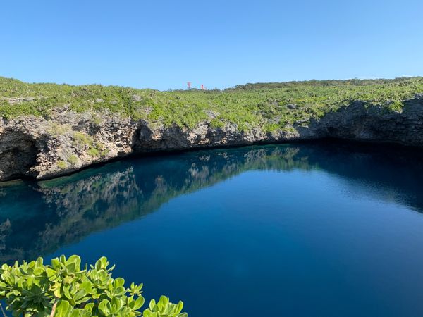 日本「2月　宮古島　1泊2日の弾丸ひとり旅」の写真：伊良部島の通り池
水面が鏡のように景色を...