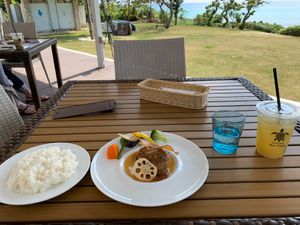 伊良部島でランチ
渡口の浜の近くのカフェ　ブルータートルでランチ
海を眺め...