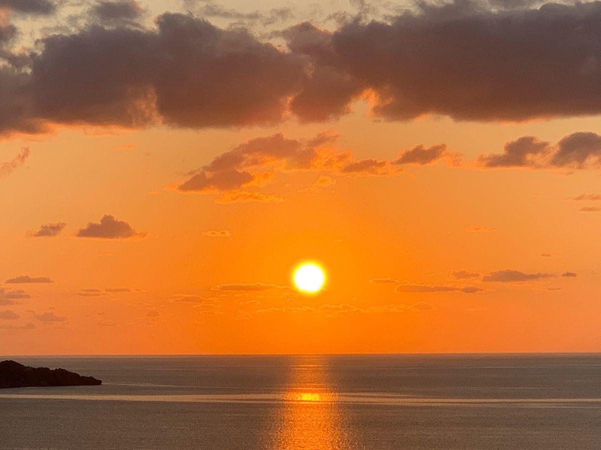 与那覇前浜ビーチに沈む最高の夕陽が見れました。