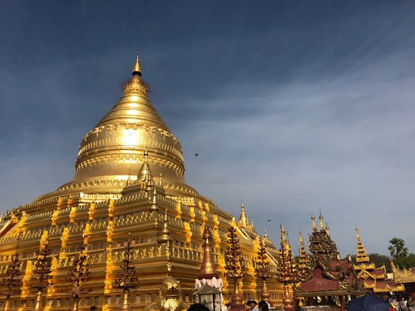 ミャンマー・ヤンゴン「シルクロードへの憧れはここから」の写真：お寺の中にエスカレーター
上座部仏教だと...