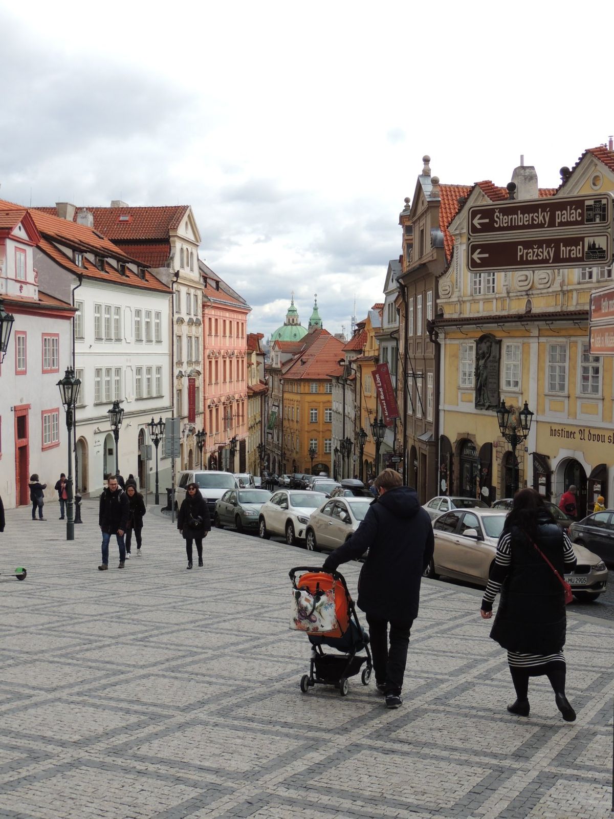 プラハ城正門からの角から見る旧市街