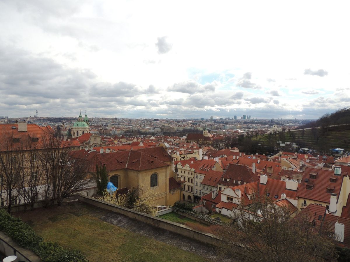 プラハ城正門からの角から見る旧市街