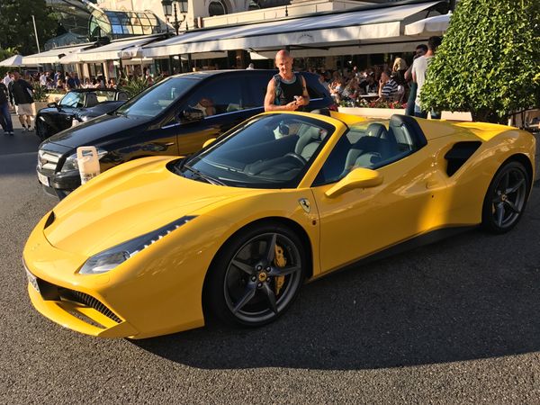 モナコ「モナコ」の写真：モンテカルロ前のフェラーリたち