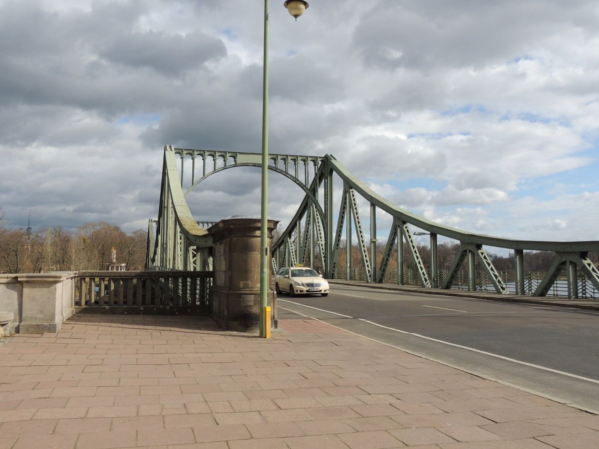 西ベルリンと東側の町ポツダムとの境の橋。
捕虜交換などが行われた。