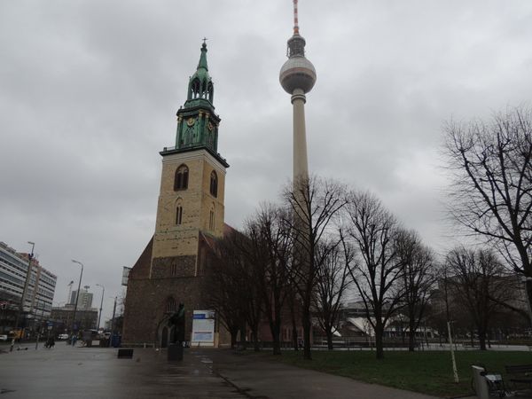 ドイツ・ベルリン「2020年 ベルリン」の写真：教会とテレビ塔