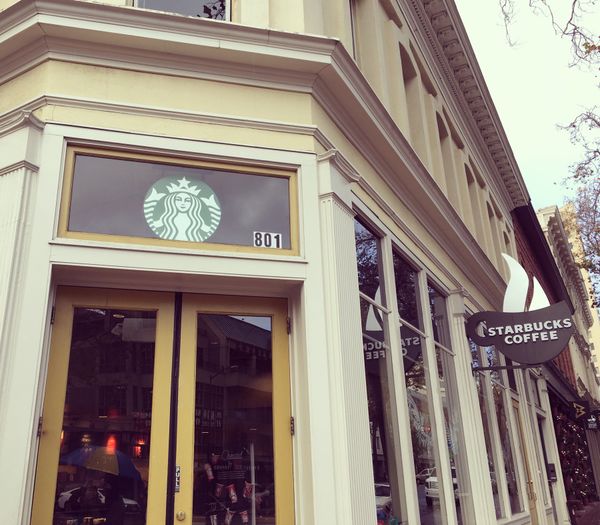 アメリカ(米国)・オークランド「オークランドでNBA観戦！」の写真：おしゃれなスタバ☕️