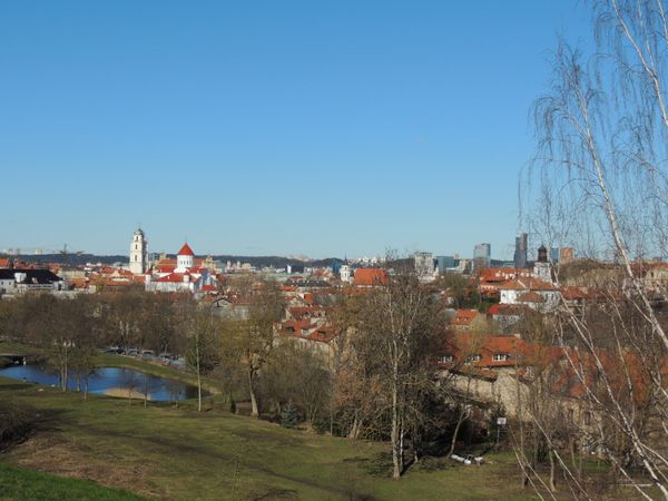 リトアニア・ビリニュス「2020年 リトアニア　港町クライペダからビリニュスへ。」の写真：宿の丘を越えると展望台が