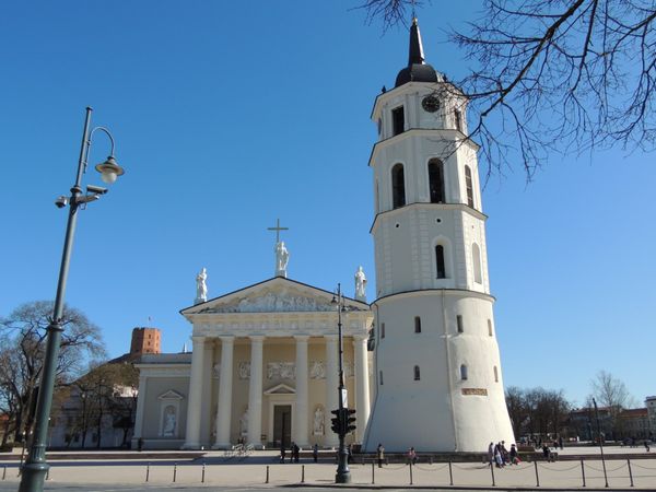 リトアニア・ビリニュス「2020年 リトアニア　港町クライペダからビリニュスへ。」の写真：大聖堂広場