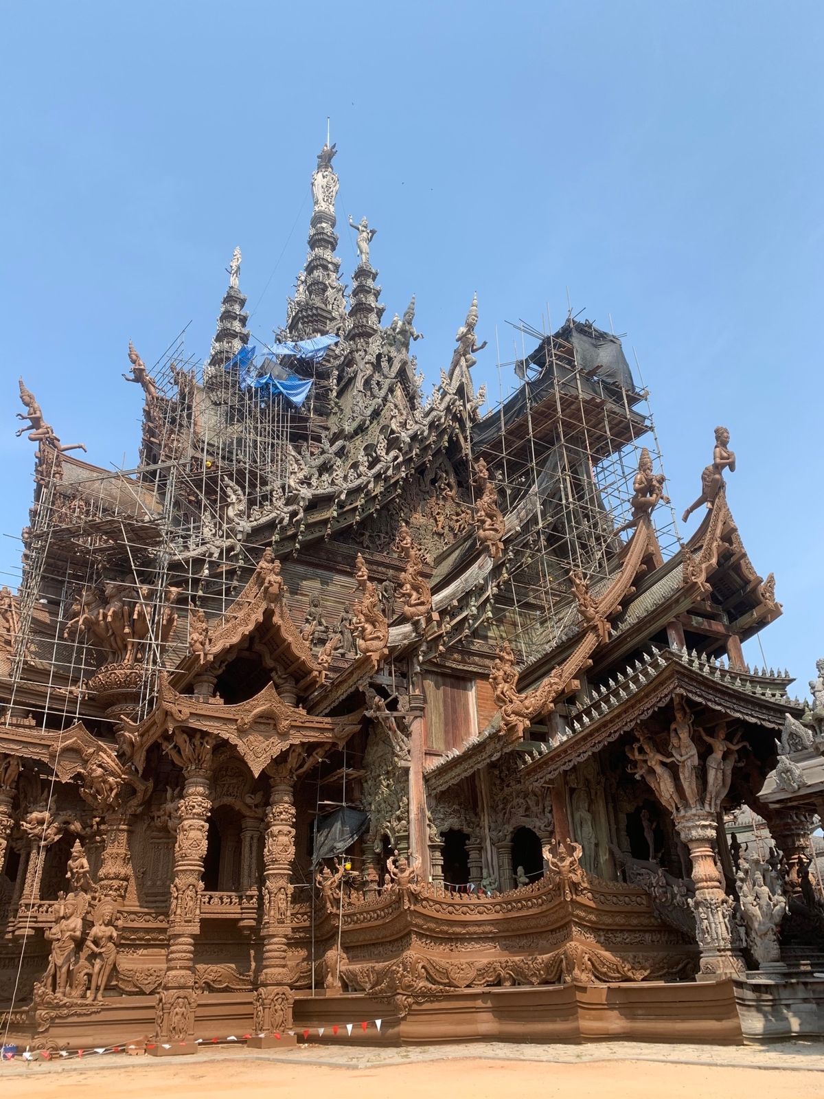 東洋のサクラダファミリア、サンクチュアリー・オブ・トゥルース。
木造建築！...