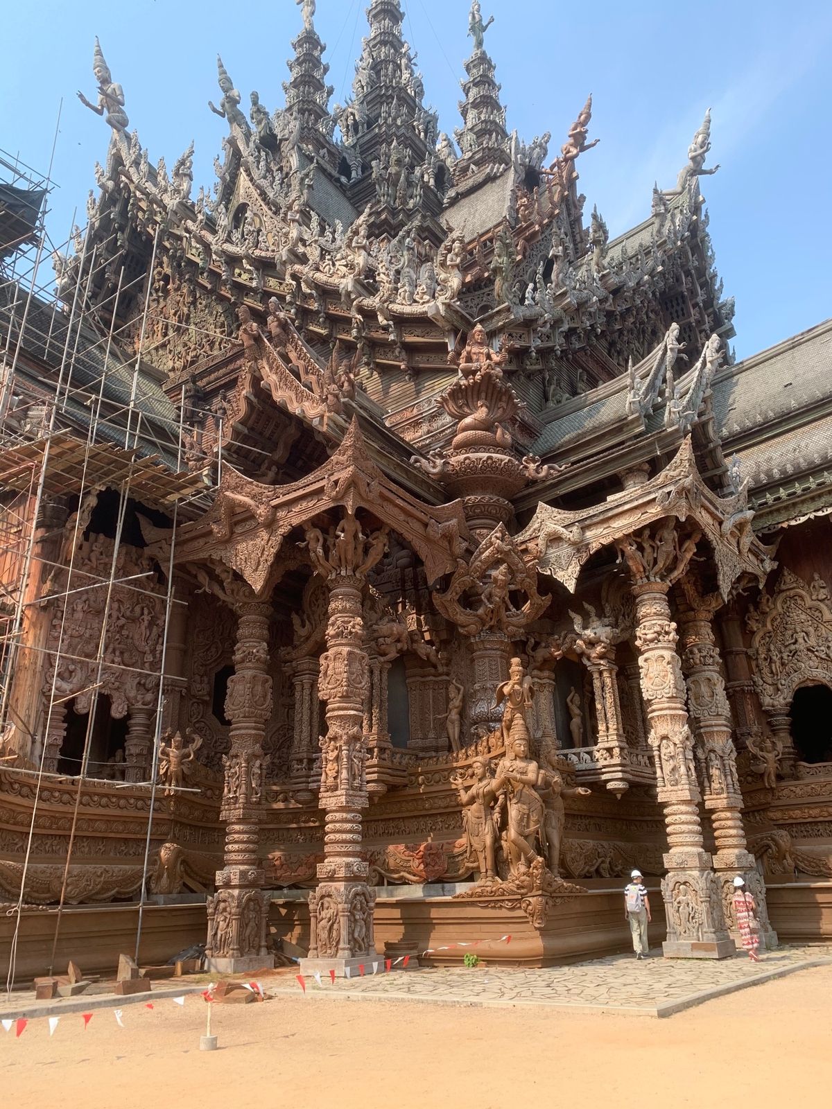 東洋のサクラダファミリア、サンクチュアリー・オブ・トゥルース。
木造建築！...