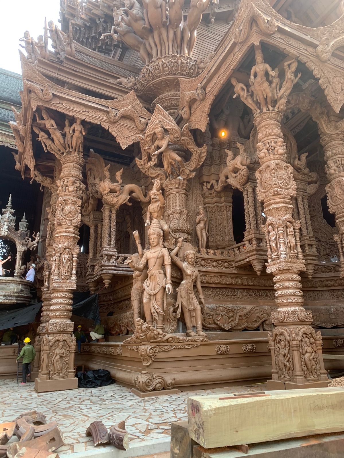 東洋のサクラダファミリア、サンクチュアリー・オブ・トゥルース。
木造建築！...