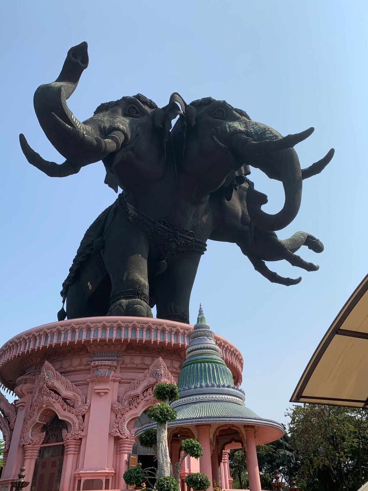 エーラーワンミュージアム。
ステンドグラスのドーム天井。巨大な象の像。