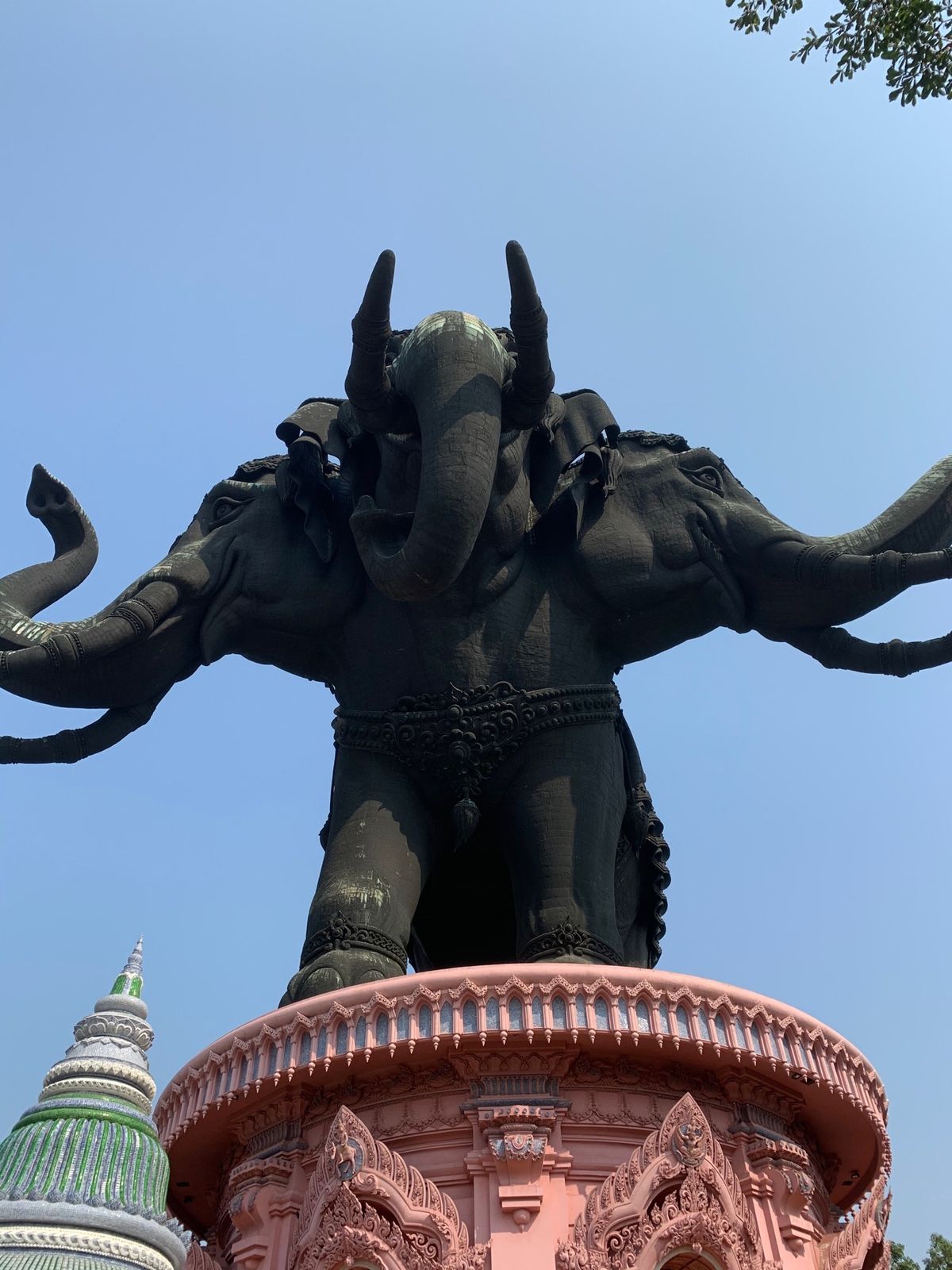 エーラーワンミュージアム。
ステンドグラスのドーム天井。巨大な象の像。