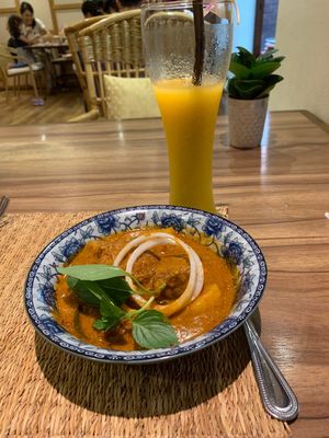 牛タンのマッサマンカリー！激ウマ。
ミシュラン登録店、The Local。...
