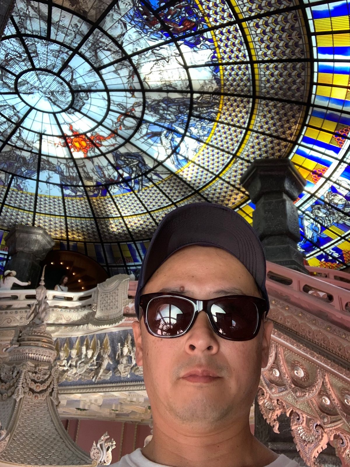 エーラーワンミュージアム。
ステンドグラスのドーム天井。巨大な象の像。