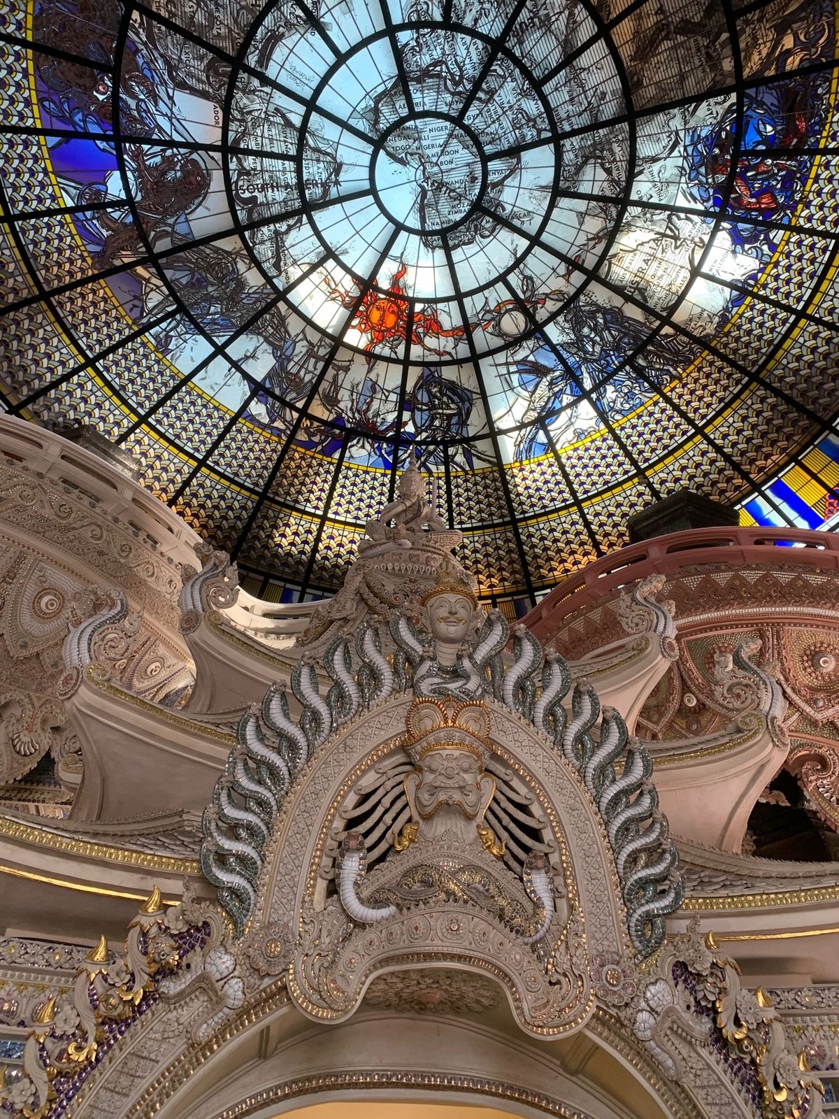 エーラーワンミュージアム。
ステンドグラスのドーム天井。巨大な象の像。