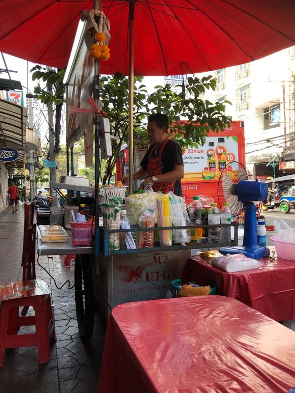 タイ・バンコク「Bangkok」の写真：カオサンの屋台で食べたパッタイ
激旨、激安