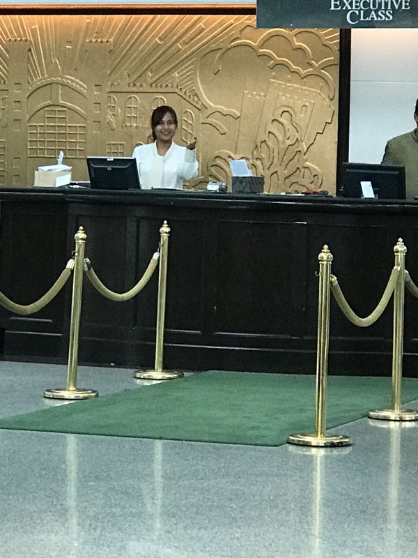 タイ「Bangkok」の写真：ウインザースイーツホテル🏨
フロント女性...