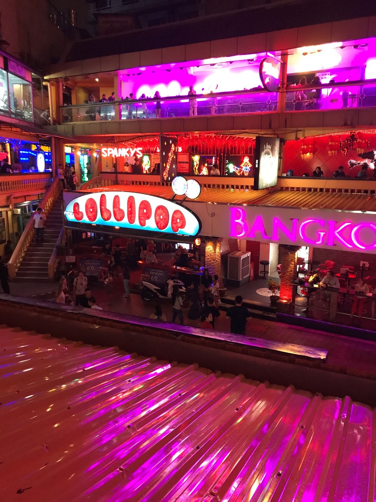 ナナプラザとソイカウボーイ
ニューハーフの店