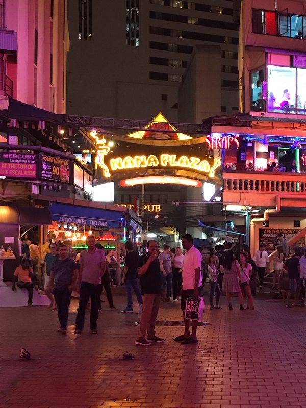 タイ「Bangkok」の写真：ナナプラザとソイカウボーイ
ニューハーフの店