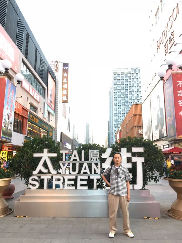 中国「瀋陽」の写真：メインストリート太原街
電話ボックスかと...