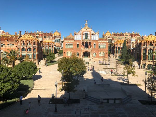 スペイン・バルセロナ「バルセロナ一人旅」の写真：サンパウ病院🏥
空が綺麗で建物が映える😄