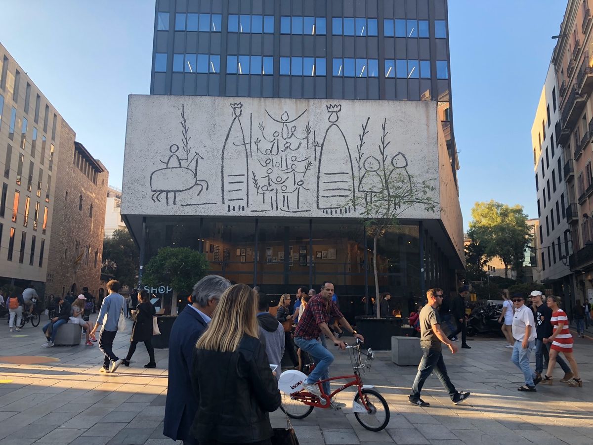 見るもの全てが素敵でした😊ピカソとかガウディ作が普通に街中にあるなんて…😳...