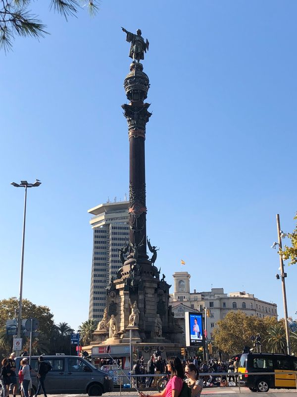 スペイン・バルセロナ「バルセロナ一人旅」の写真：このコロンブス、新大陸と逆方向を指さして...