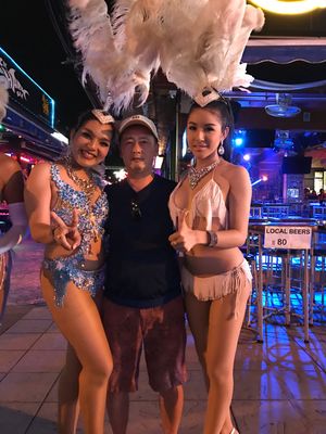 バングラロード
ニューハーフに挟まれてのフォト
バービヤの女の子