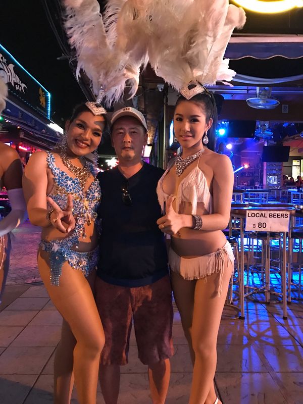 タイ・プーケット「Phuket」の写真：バングラロード
ニューハーフに挟まれての...