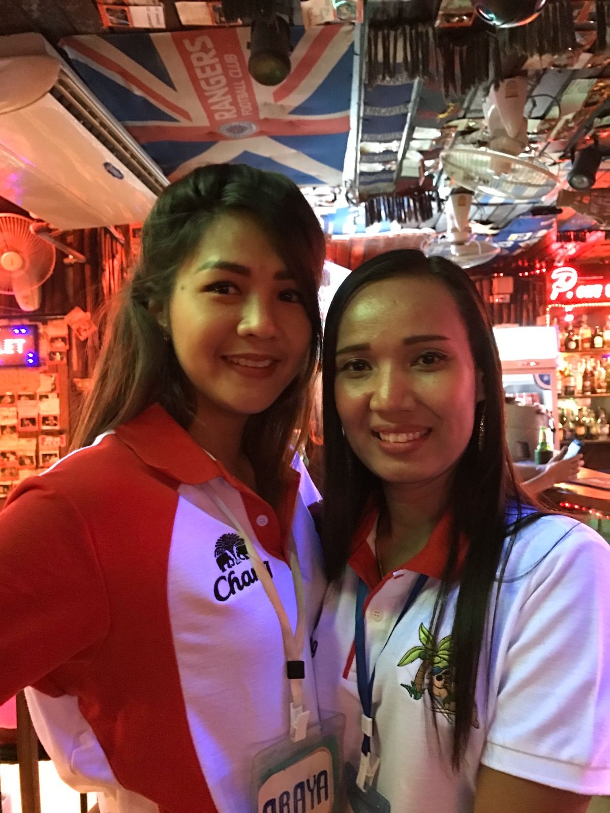 バングラロード
ニューハーフに挟まれてのフォト
バービヤの女の子