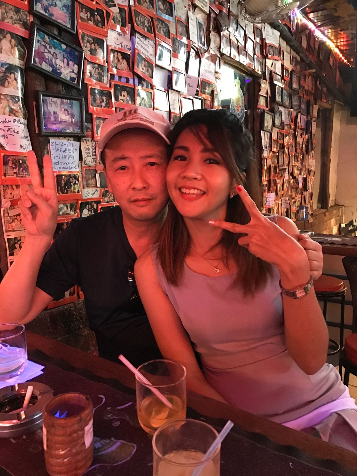 バングラロード
ニューハーフに挟まれてのフォト
バービヤの女の子